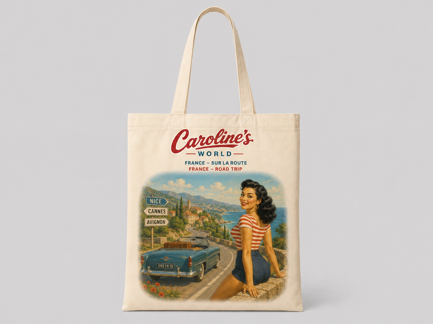 Tote-bag Caroline’s World Road Trip France avec Caroline et une voiture vintage sur une route panoramique française